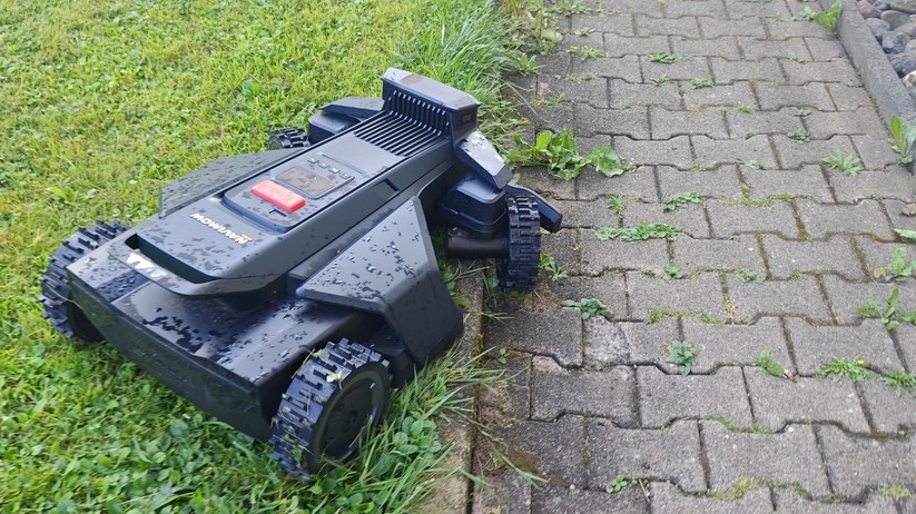 Segway Navimow X420: Großer und schwerer Allrad-Mähroboter mit RTK- und Kamera-Navigation für Rasenflächen bis 2000 m², 42 cm Schnittbreite, lenkbare Vorderräder, aber ohne Kantenschnittoptimierung.