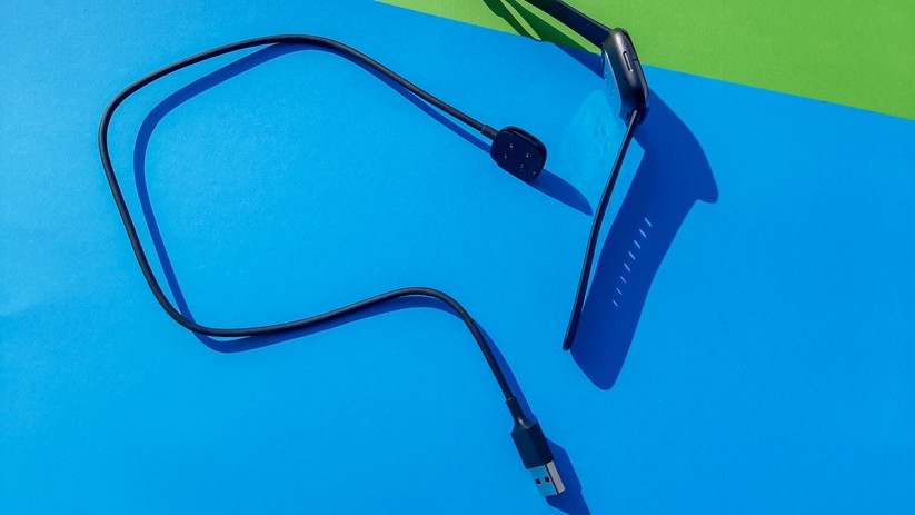 Geladen wird die Uhr über einen Anschluss an der Rückseite und ein mitgeliefertes Kabel mit USB-A-Anschluss. 