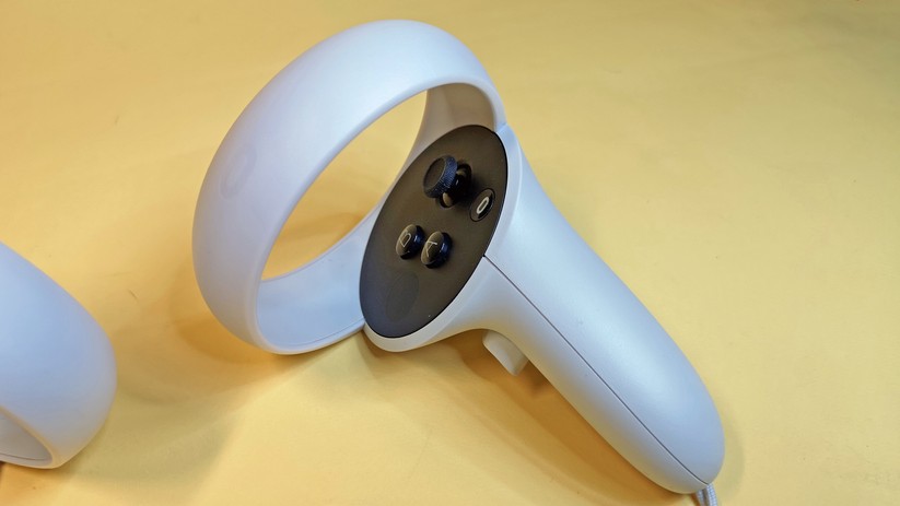 Ein Controller der Oculus Quest 2.