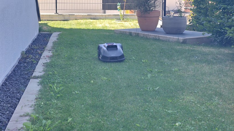 Natural Expression Performance 7: Kamerabasierter Mähroboter für Flächen bis 500 m² und einer Schnittbreite von 18 cm.