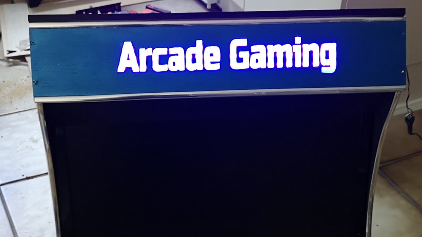 Arcade-Automaten im Retro-Look: Ein paar LED-Streifen beleuchten den Schriftzug.. 