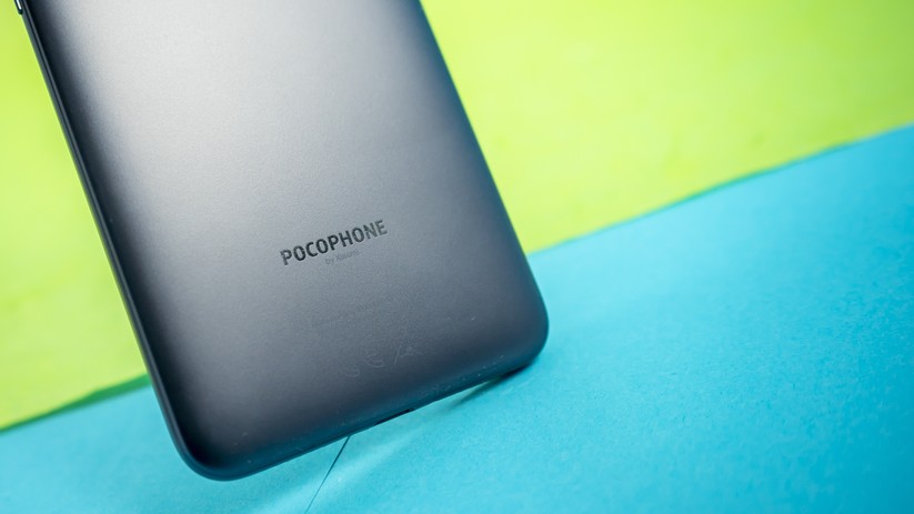 Auf der Rückseite steht lediglich der Name der Marke: Pocophone.