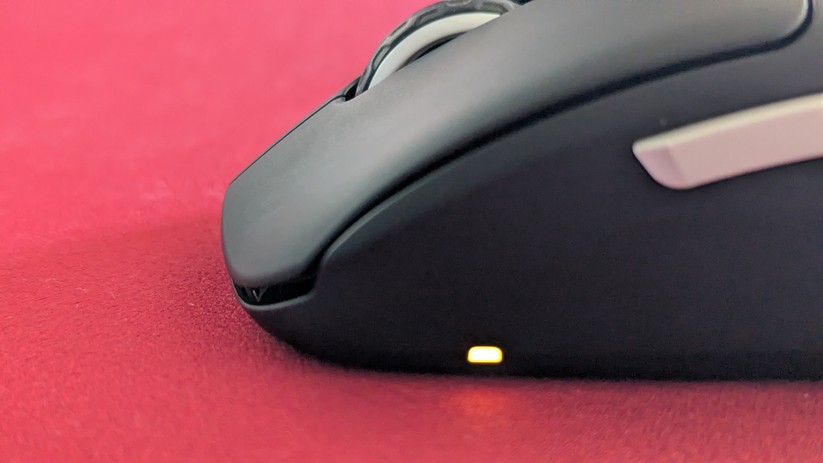 Die LED der Cherry Xtrfy M68 Pro Wireless gibt sämtliche Statusinformationen der Gaming-Maus wieder. 