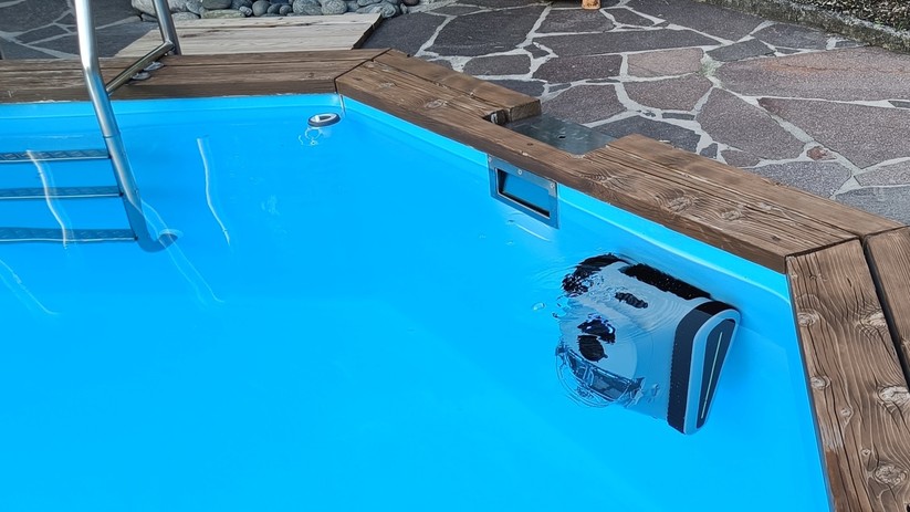 Auch günstige Poolroboter reinigen Wände und Boden des Beckens kabellos.