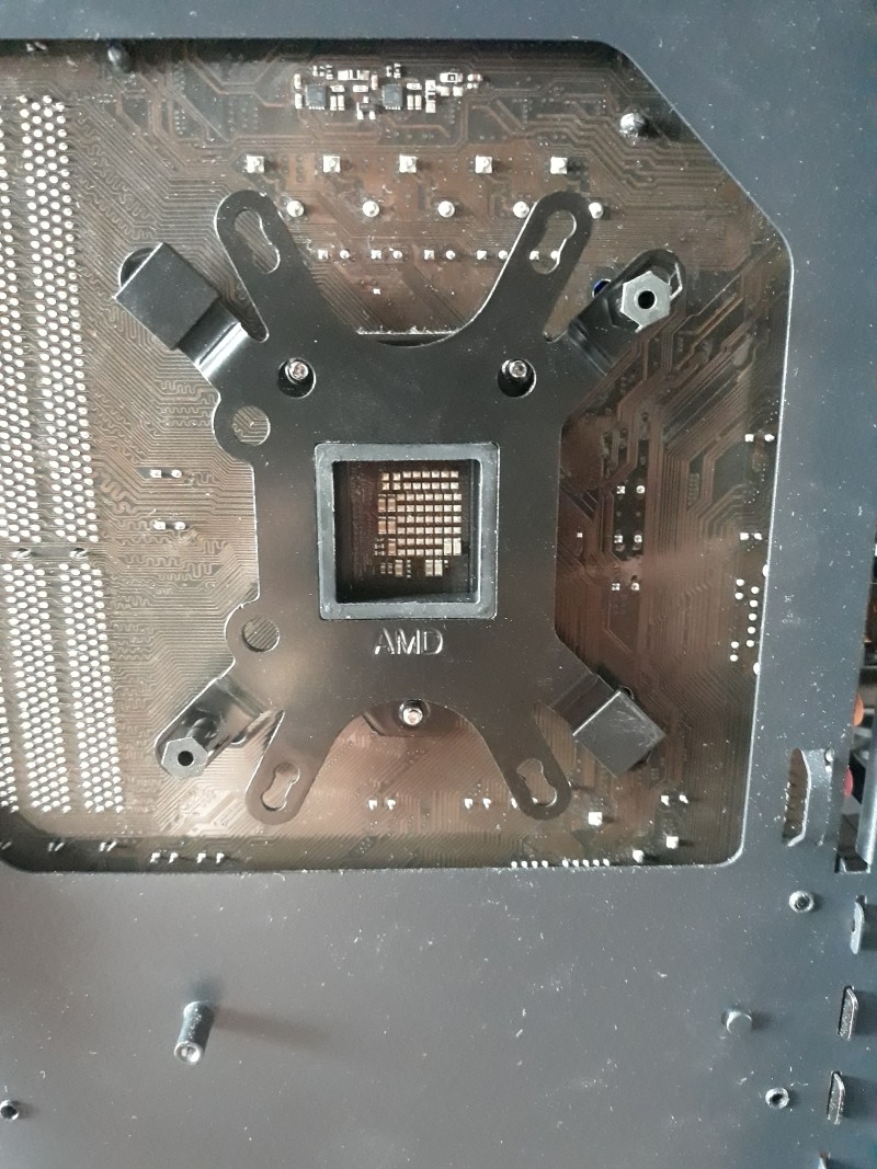 Die Backplate der Mercury 120 passte in unserem Fall nicht ganz exakt auf unser Mainboard, weshalb wir die Wasserkühlung nicht wie vorgesehen befestigen konnten.