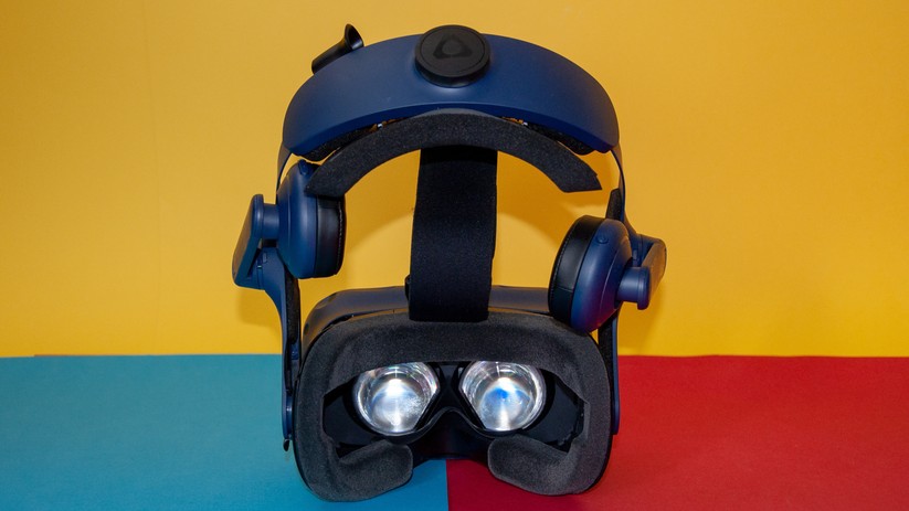 Dank des neuen Plastikgestells sitzt die Vive Pro angenehm fest auf dem Kopf. Kopfhörer sind ebenfalls fest integriert. 