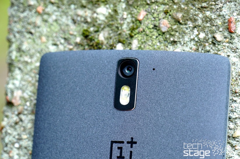 Auf der Rückseite befindet sich die 13-Megapixel-Kamera mit f/2.0-Blende.