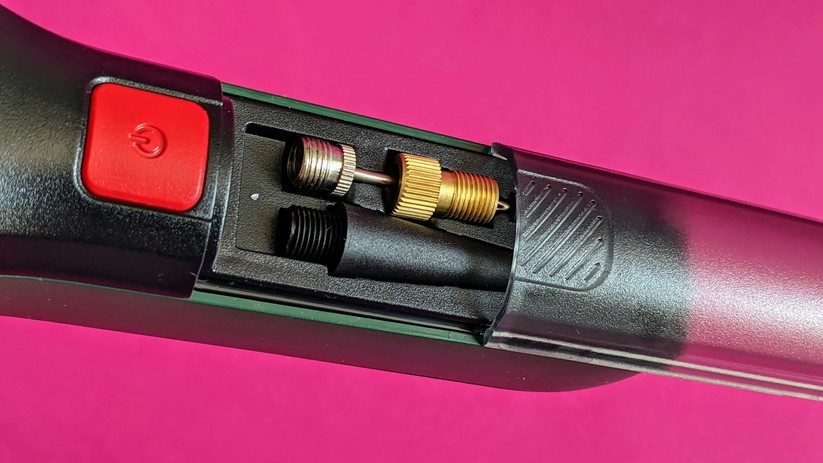 Bosch Easypump: Ventiladapter sicher im Gerätegriff verstaut.