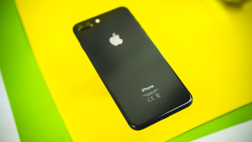 Das Glas auf der Rückseite des Apple iPhone 8 Plus ist widerstandsfähig und mit einer besonderen Antifettschicht versehen.