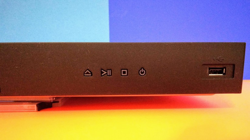 Die frontseitigen Bedienelemente des LG UBK90.