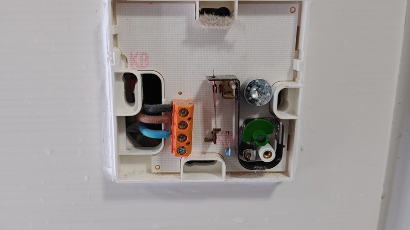 Tado X (2. Gen.): Für die Installation muss das alte analoge Thermostat von Eberle zunächst entfernt werden.