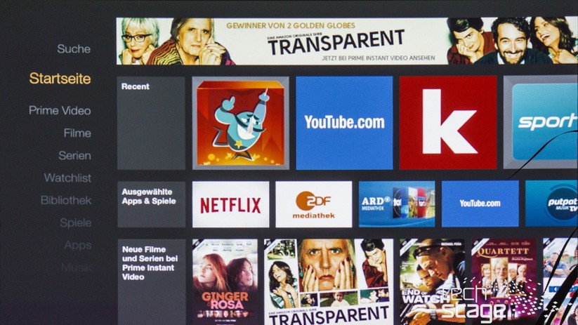 Dieses Bild zeigt das Hauptmenü, das der Amazon Fire TV Stick auf den Fernseher (oder hier: Projektor) zaubert. An den Schatten rechts im Bild ist übrigens nicht der Fire TV Stick, sondern eine besonders geltungsbedürftige Palme schuld.