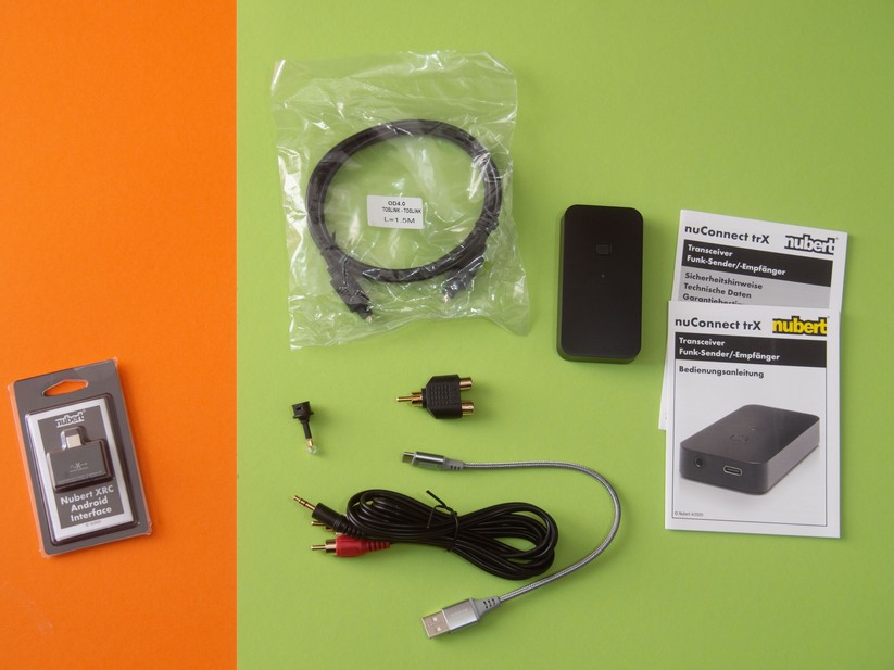 Links das Einmessmikrofon für Android, in der Mitte rechts ist die NuConnect-Box, mit der man die Reichweite erhöhen kann. 