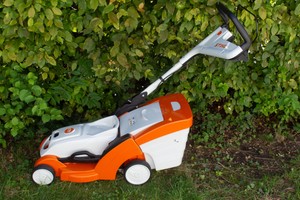 Stihl Akku-Rasenmäher RMA 239 C im Test: zusammenklappbar & einfach zu bedienen