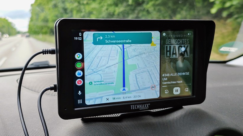 Technaxx Wireless Carplay & Android Auto Display monteirt auf Halterung eines anderen Bidlschirms. 