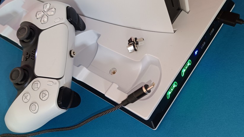 Kabellose Ladeschalen und magnetische USB-Kabel sind bequem und schonen den USB-Port des Controllers.