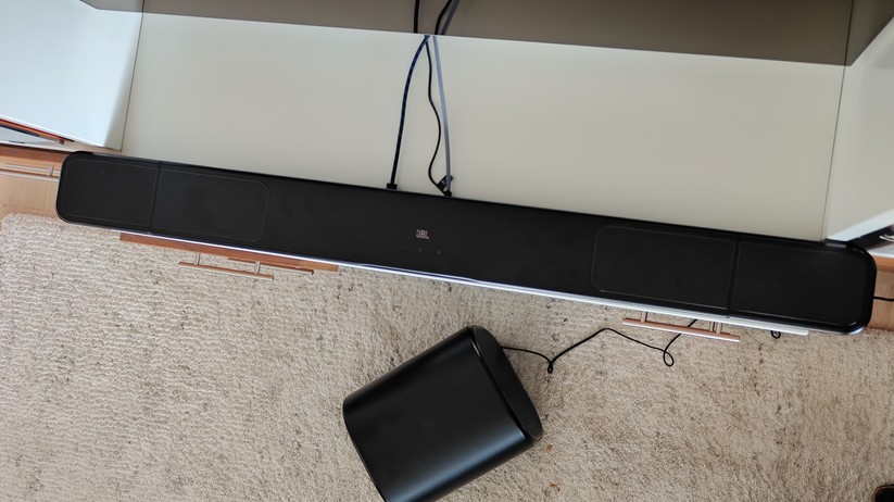 JBL Bar 1300MK2: 29 Lautsprecher, 2.470 Watt und abnehmbare Akku-Rears versprechen echtes 11.1.4-Kino-Feeling.