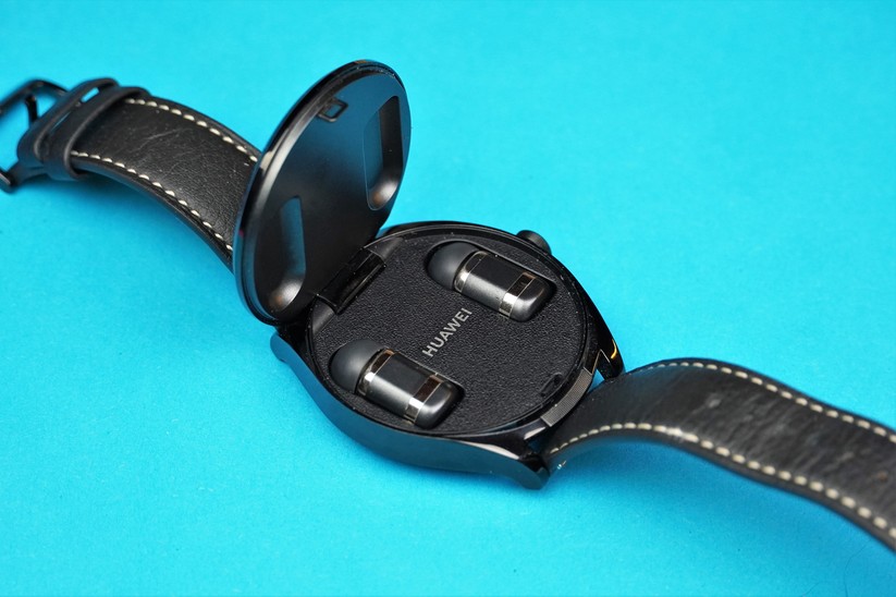 Huawei Watch Buds: Display öffne dich – darunter schlummern die beiden winzigen Earbuds.