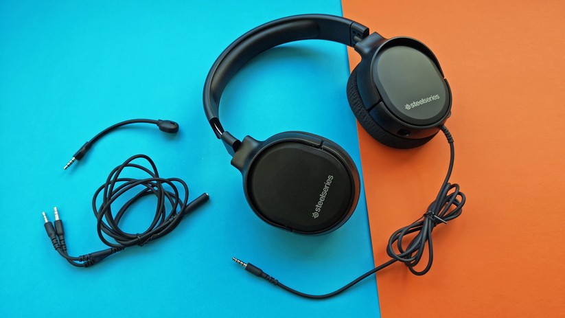 Zum Lieferumfang gehören Headset, Mikrofon und Verlängerungskabel.