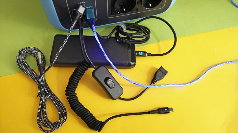 Ein magnetisches USB-C-Kabel, ein Kabel mit Leistungsanzeige, ein Spiralkabel, eine Variante mit Power-Schalter und ein leuchtendes Ladekabel.