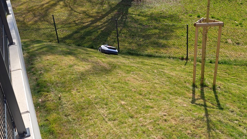  Dank eines Dual-Lidar-Navigationssystems kommt Ecovacs’ Spitzenmodell ohne Satellitennavigation und Begrenzungsdraht aus. 