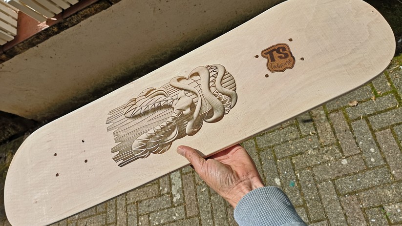 Große Objekte, wie dieses Skateboard, brauchen ausreichend große Arbeitsflächen. Für kleine Leder-Tags tun es auch kleinere Geräte.