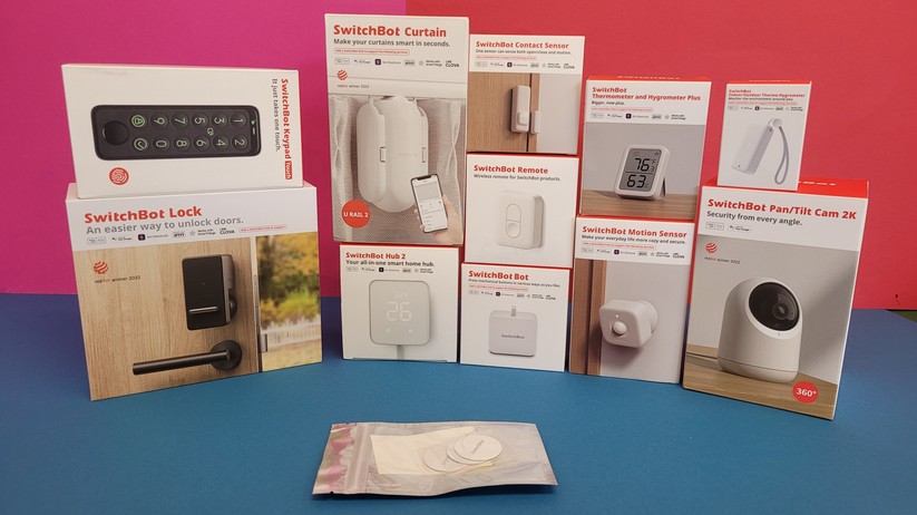 Die neue Smart-Home-Zentrale Switchbot 2 bietet Matter-Support und unterstützt Geräte mit WLAN-, Bluetooth- oder Infrarot-Schnittstelle. Switchbot bietet außerdem ein umfangreiches Smart-Home-Portfolio, das neben Sensoren für Bewegung, Temperatur, Helligkeit und Luftfeuchte auch smarte Lösungen wie eine Vorhangsteuerung, Türschlösser und Luftbefeuchter umfasst. Diese werden in der Regel über Bluetooth eingebunden und finden auch Anschluss an fremde Smart-Home-Zentralen wie Samsung Smartthings und Homey Pro.