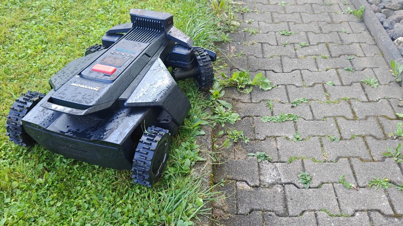 Segway Navimow X420: Großer und schwerer Allrad-Mähroboter mit RTK- und Kamera-Navigation für Rasenflächen bis 2000 m², 42 cm Schnittbreite, lenkbare Vorderräder, aber ohne Kantenschnittoptimierung.