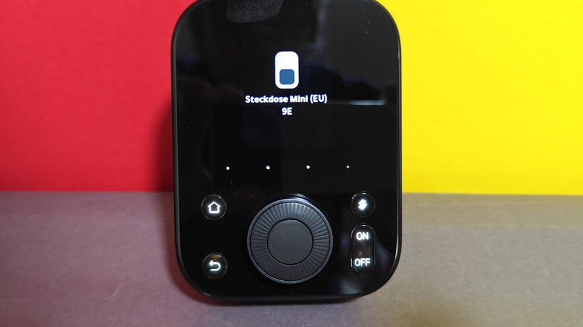 Anwender können mit dem Hub 3 Switchbot-Geräte über einen Touch-Bildschirm und einen Drehregler steuern. Der Hub integriert auch viele Infrarot-Fernbedienungen, sodass alte Geräte smart werden. Als Matter-Bridge kann er viele Geräte auch an andere Plattformen wie Apple Home und Home Assistant weiterreichen.