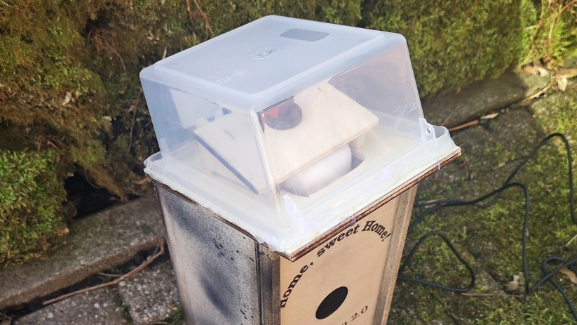Die verklebte Box ist nicht schön, erfüllt aber ihren Zweck. Das mit dem Laser bearbeitete Holz fand aber wenig Anklang bei den Vögeln.