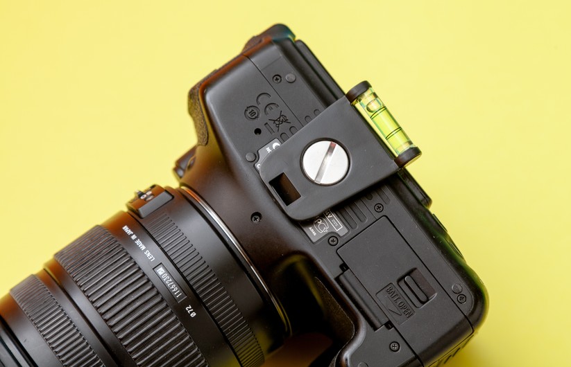 Die Schnellwechselplatte des Gorillapod 3K Kit muss man mit einer Münze an die Kamera schrauben. Wie empfehlen eine Fünf-Cent-Münze.