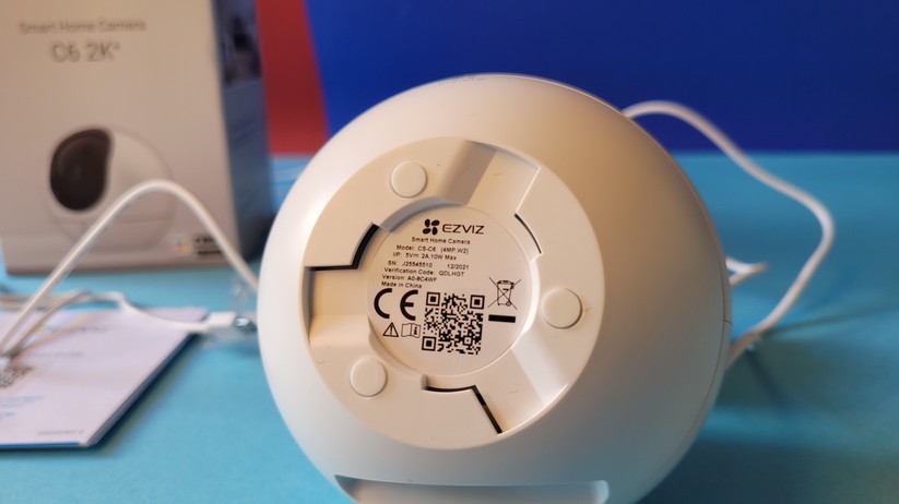 Ezviz C6 2K+: Standardmäßig lässt sich die Kamera einfach ins Regal stellen.