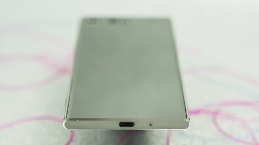Der weibliche Anschluss USB Type C befindet sich auf der unteren Seite des Xperia XZ Premium.
