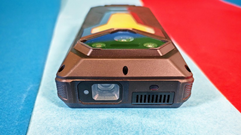  Outdoor-Handy mit Beamer, Nachtsichtkamera und XXL-Akku 