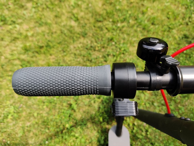 Die elektrische Motorbremse löst mit Verzögerung aus. 
