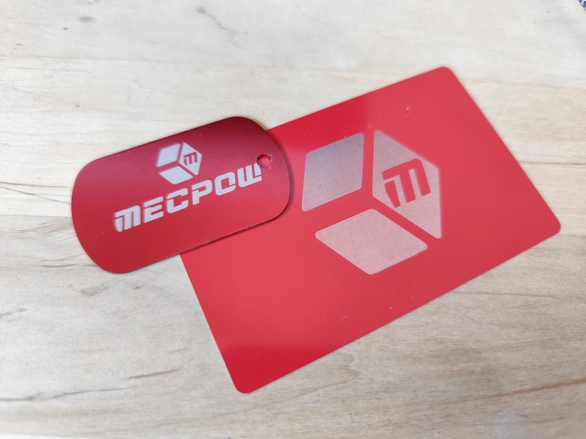 Metall mit lackierter oder eloxierter Oberfläche kann der M1 gravieren.