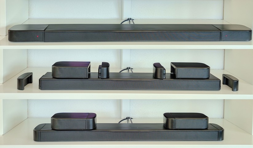 JBL Bar 800MK2: Die Boxen links und rechts lassen sich abnehmen und als Rear-Speaker verwenden. Damit die Ästhetik nicht darunter leidet, gibt es im Lieferumfang entsprechende Seitenklappen, sodass das abgerundete Design erhalten bleibt.