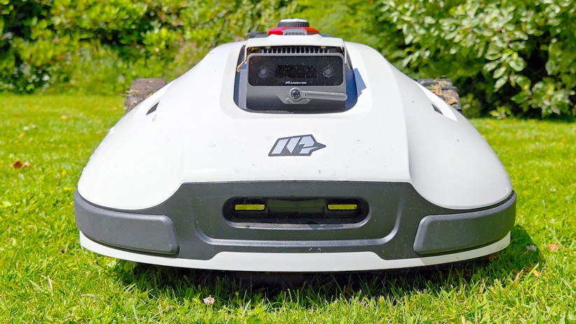 Der Mammotion Yuka nutz viel Technik des Luba 2 und hat zusätzlich einen Scheibenwischer vor den Kameras |