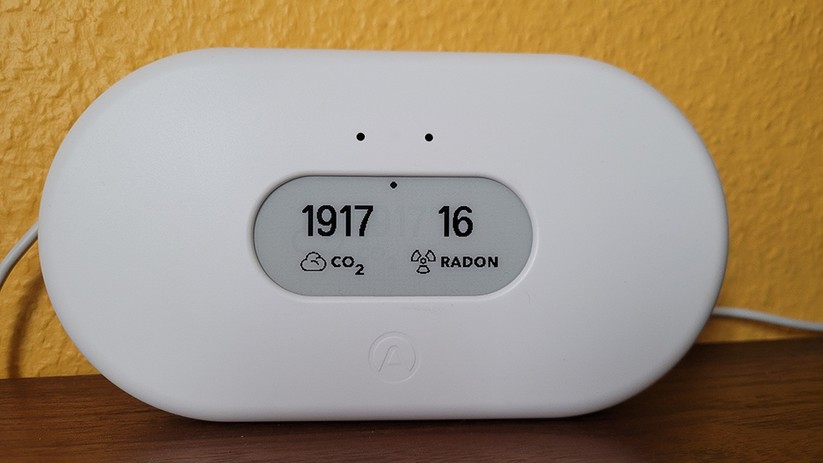 Airthings View Plus: Ab einer CO2-Belastung von mehr als 1400 ppm sollte man die Fenster zum Lüften öffnen.