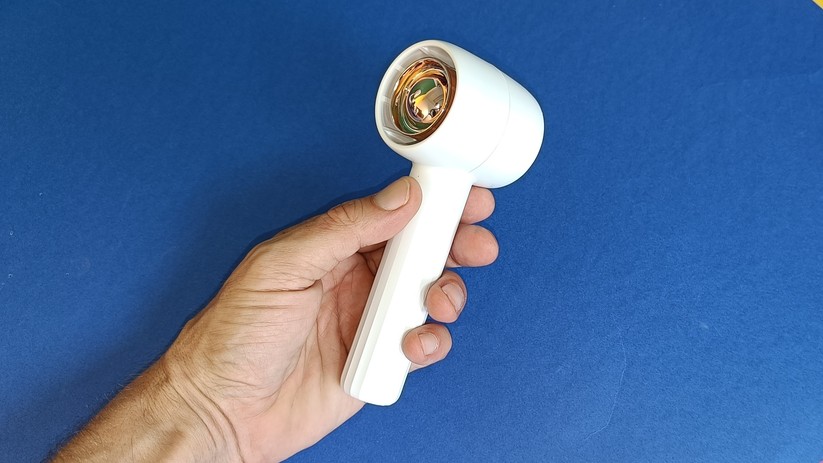 Hier ist der Griff nicht klappbar – ein Standfuß gehört aber zum Lieferumfang.