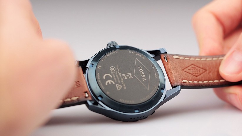 Die Armbänder lassen sich dank Schnellverschluss sehr einfach wechseln. Einen Pulssensor gibt es auf der Rückseite übrigens nicht.