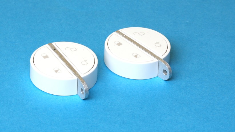 Die Fernbedienungen arbeiten, wenn gewünscht, auch passiv: Öffnet man die Haustür, wird die Alarmanlage automatisch entschärft, wenn man den Schlüsselanhänger bei sich trägt.