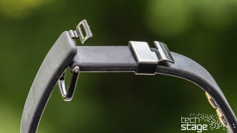 Durch die Lasche und dann einhaken – der exotische Verschluss ist leider nicht so zuverlässig, wie ich mir das wünschen würde.