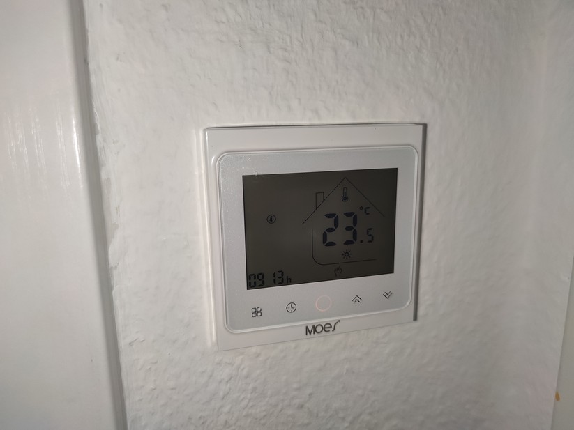 Moes-Thermostat für Fußbodenheizung: eingeschaltet, anschließend unbeleuchtet