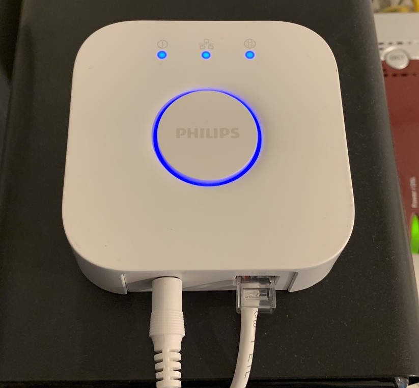 Die Hue Bridge verbindet die Zigbee-Leuchten per Netzwerkkabel mit der Fritzbox im Hintergrund – und damit mit dem Heimnetz und dem Internet.