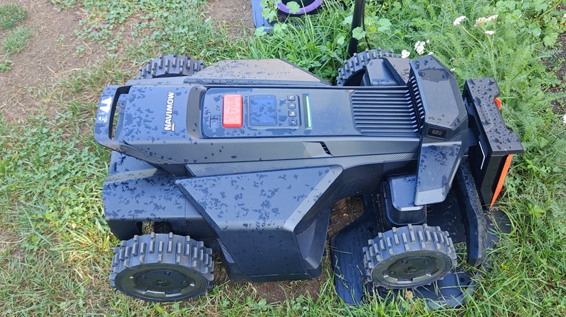Segway Navimow X420: Großer und schwerer Allrad-Mähroboter mit RTK- und Kamera-Navigation für Rasenflächen bis 2000 m², 42 cm Schnittbreite, lenkbare Vorderräder, aber ohne Kantenschnittoptimierung.