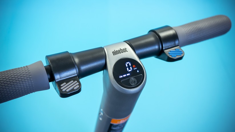 Lenker des Kickscooter ES2: links Bremse, in der Mitte das LED-Display und rechts Gas