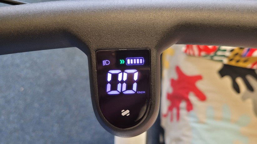 Honbike Uni 4: Das Display ist auf den meisten Bildern nur mit Folie zu sehen. Dabei zeigt sich am Rand eine Aufwölbung, die man als eine schlecht verarbeitete Displayeinfassung deuten können. Ohne Folie sieht der Bildschirm aber perfekt aus.