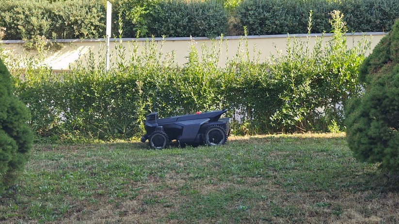 Segway Navimow X420: Großer und schwerer Allrad-Mähroboter mit RTK- und Kamera-Navigation für Rasenflächen bis 2000 m², 42 cm Schnittbreite, lenkbare Vorderräder, aber ohne Kantenschnittoptimierung.