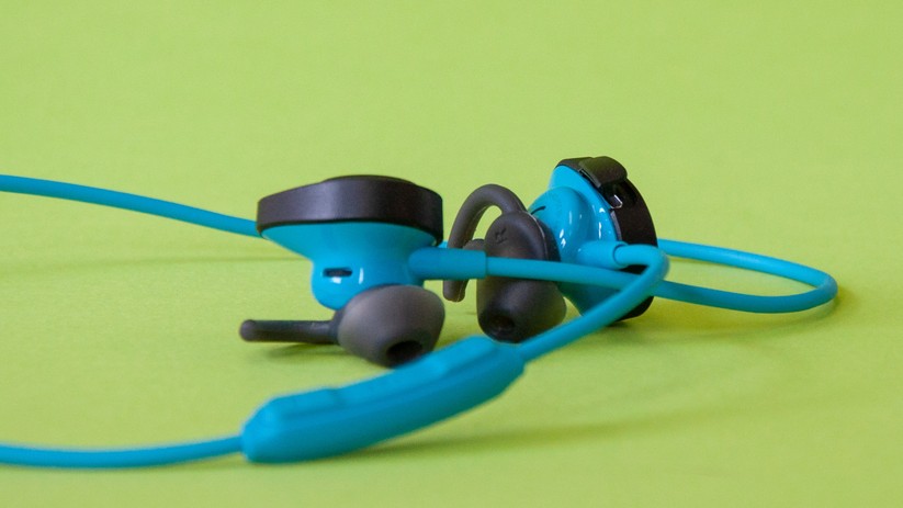 Der Micro-USB-Anschluss zum Aufladen ist durch eine Plastikabdeckung geschützt. 